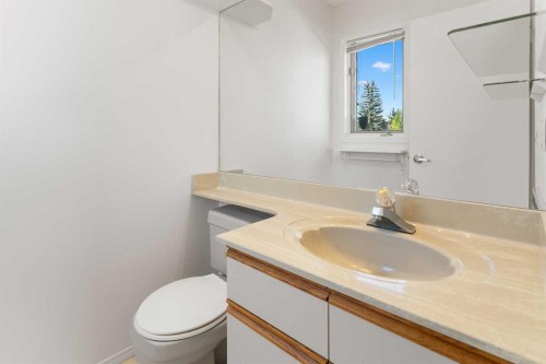 2 West Barrett Place, Cochrane, AB - Indoor Photo Showing Bathroom