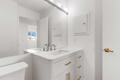 2 West Barrett Place, Cochrane, AB - Indoor Photo Showing Bathroom