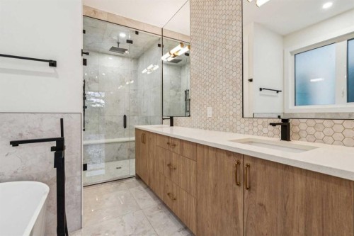 643 36 Street Sw, Calgary, AB - Indoor Photo Showing Bathroom
