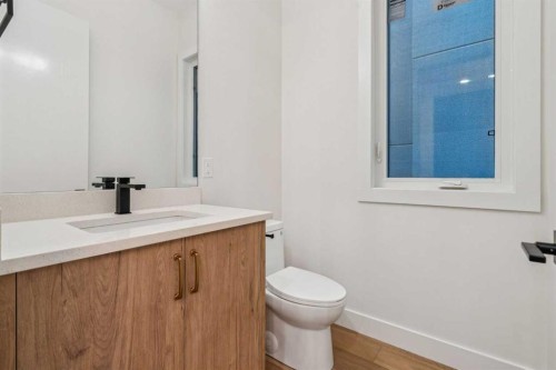 643 36 Street Sw, Calgary, AB - Indoor Photo Showing Bathroom