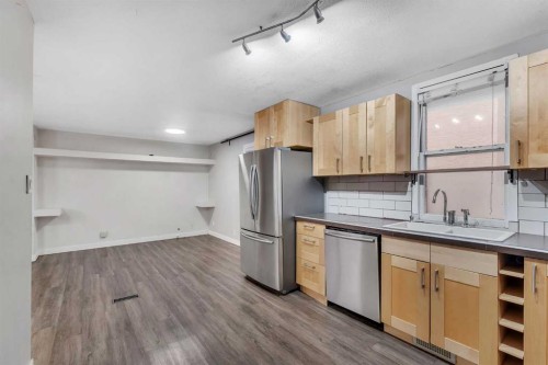 314 8 Avenue Ne, Calgary, AB - Indoor Photo Showing Kitchen