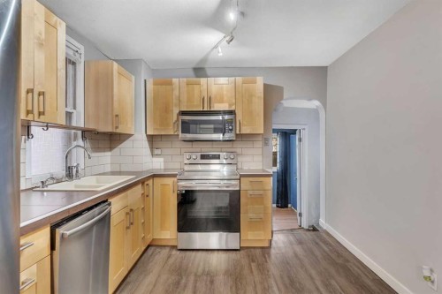 314 8 Avenue Ne, Calgary, AB - Indoor Photo Showing Kitchen