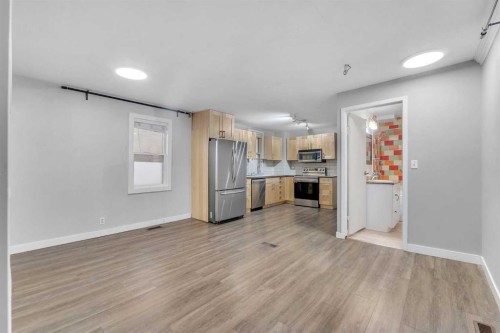 314 8 Avenue Ne, Calgary, AB - Indoor Photo Showing Kitchen