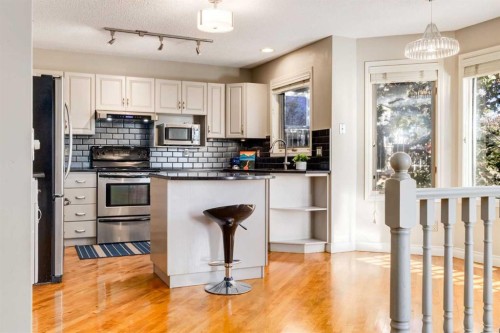 118 Sienna Hills Drive Sw, Calgary, AB - Indoor Photo Showing Kitchen