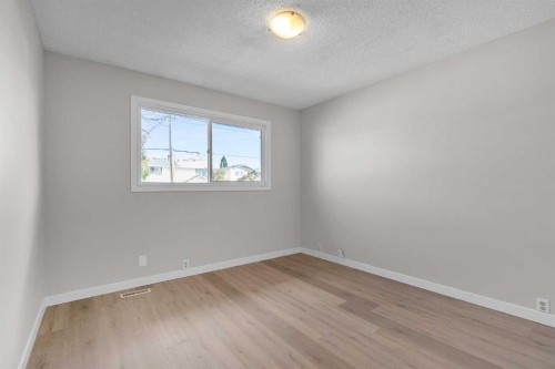 7840 21A Street Se, Calgary, AB - Indoor Photo Showing Other Room