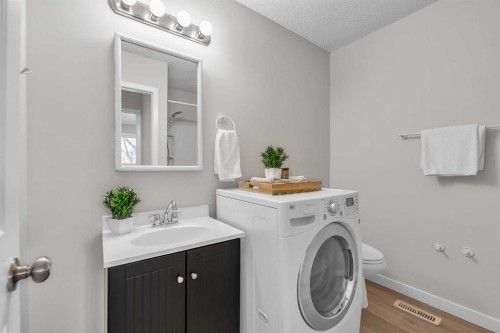 7840 21A Street Se, Calgary, AB - Indoor Photo Showing Laundry Room