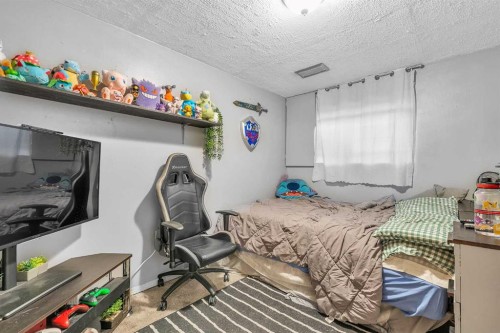 7840 21A Street Se, Calgary, AB - Indoor Photo Showing Bedroom