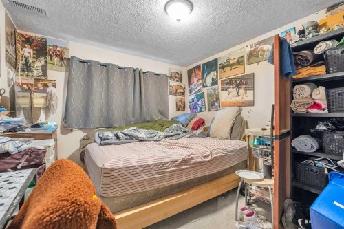 7840 21A Street Se, Calgary, AB - Indoor Photo Showing Bedroom