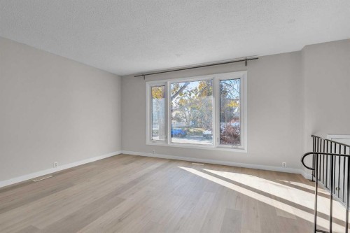 7840 21A Street Se, Calgary, AB - Indoor Photo Showing Other Room