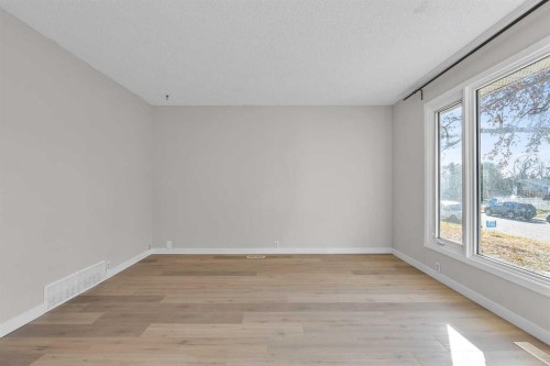 7840 21A Street Se, Calgary, AB - Indoor Photo Showing Other Room