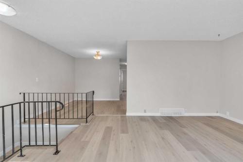 7840 21A Street Se, Calgary, AB - Indoor Photo Showing Other Room