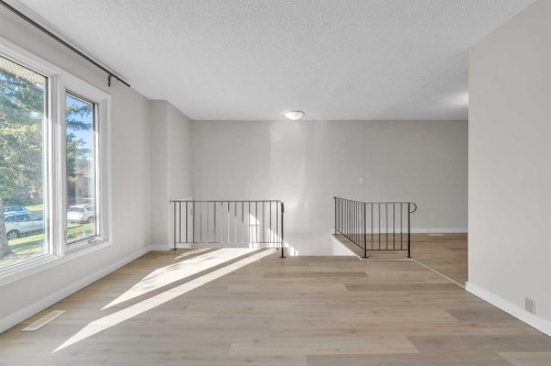7840 21A Street Se, Calgary, AB - Indoor Photo Showing Other Room