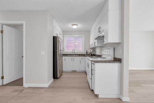 7840 21A Street Se, Calgary, AB - Indoor Photo Showing Kitchen