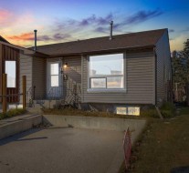 7 Castleridge Way NE Calgary, AB T3J 1P8