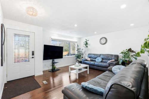 419 Whiteview Close Ne, Calgary, AB - Indoor Photo Showing Living Room