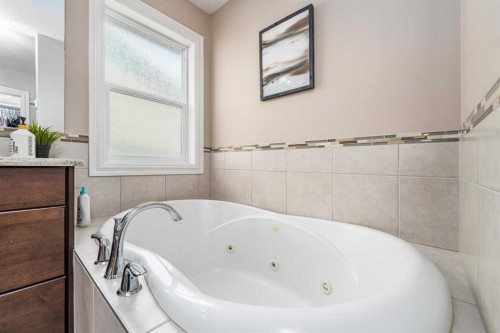 151 Auburn Sound Circle Se, Calgary, AB - Indoor Photo Showing Bathroom