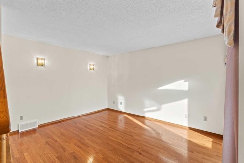 1024 Santana Road Nw, Calgary, AB - Indoor Photo Showing Other Room