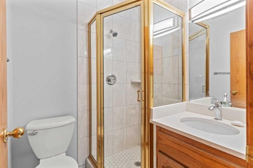 1024 Santana Road Nw, Calgary, AB - Indoor Photo Showing Bathroom