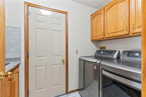 1024 Santana Road Nw, Calgary, AB - Indoor Photo Showing Laundry Room