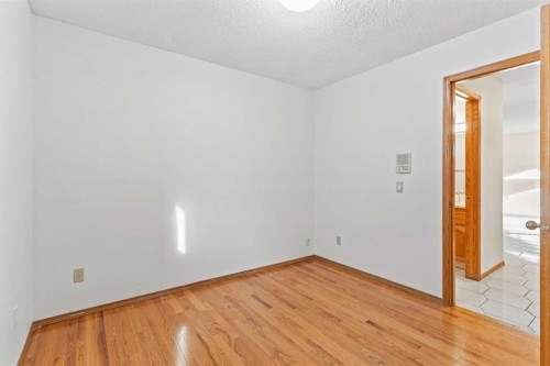 1024 Santana Road Nw, Calgary, AB - Indoor Photo Showing Other Room