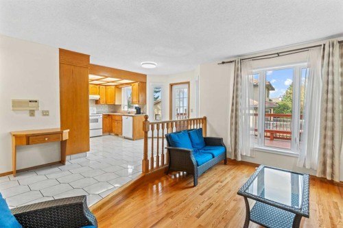 1024 Santana Road Nw, Calgary, AB - Indoor Photo Showing Living Room
