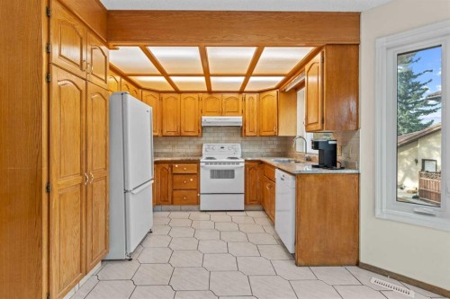 1024 Santana Road Nw, Calgary, AB - Indoor Photo Showing Kitchen