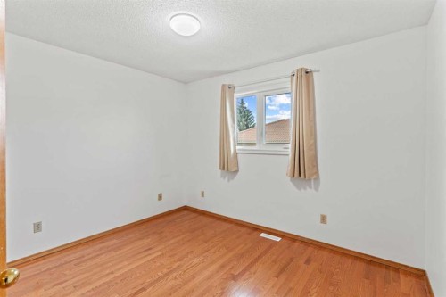 1024 Santana Road Nw, Calgary, AB - Indoor Photo Showing Other Room