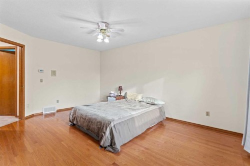 1024 Santana Road Nw, Calgary, AB - Indoor Photo Showing Bedroom