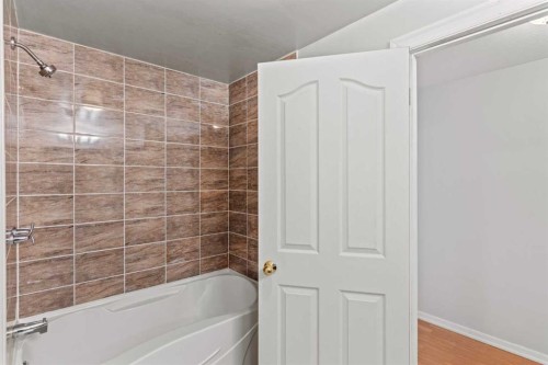 1024 Santana Road Nw, Calgary, AB - Indoor Photo Showing Bathroom