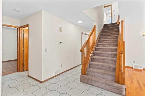 1024 Santana Road Nw, Calgary, AB - Indoor Photo Showing Other Room