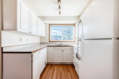 306-11 Somervale View Sw, Calgary, AB - Indoor Photo Showing Kitchen
