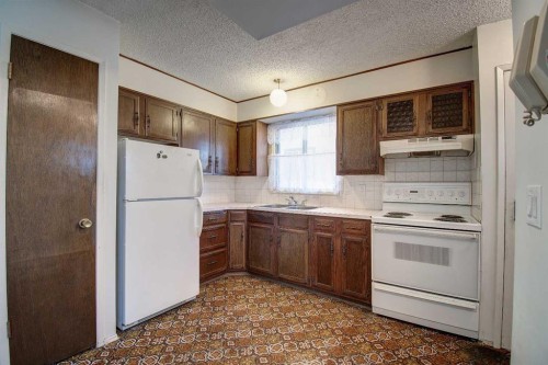 4108 13 Avenue Ne, Calgary, AB - Indoor Photo Showing Kitchen