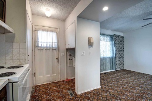 4108 13 Avenue Ne, Calgary, AB - Indoor Photo Showing Kitchen