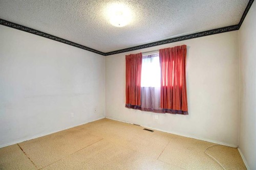 4108 13 Avenue Ne, Calgary, AB - Indoor Photo Showing Other Room