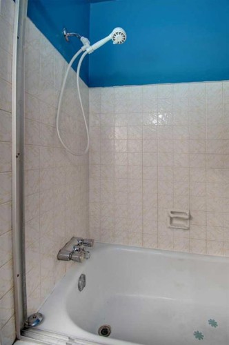 4108 13 Avenue Ne, Calgary, AB - Indoor Photo Showing Bathroom