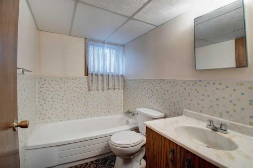4108 13 Avenue Ne, Calgary, AB - Indoor Photo Showing Bathroom