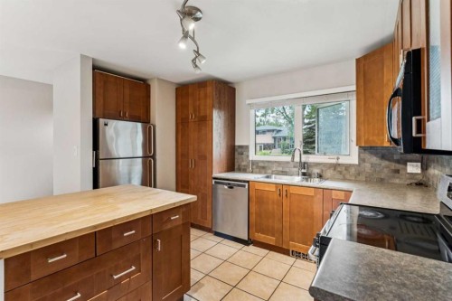 439 Hendon Drive Nw, Calgary, AB - Indoor Photo Showing Kitchen With Stainless Steel Kitchen