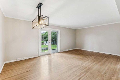 439 Hendon Drive Nw, Calgary, AB - Indoor Photo Showing Other Room