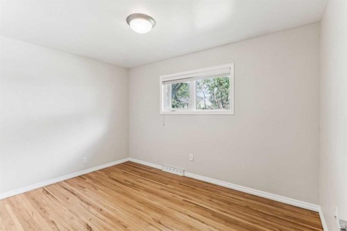 439 Hendon Drive Nw, Calgary, AB - Indoor Photo Showing Other Room