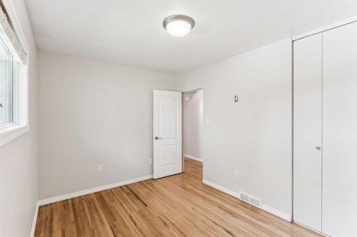 439 Hendon Drive Nw, Calgary, AB - Indoor Photo Showing Other Room