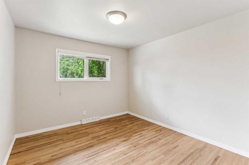 439 Hendon Drive Nw, Calgary, AB - Indoor Photo Showing Other Room