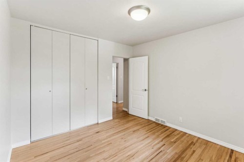 439 Hendon Drive Nw, Calgary, AB - Indoor Photo Showing Other Room