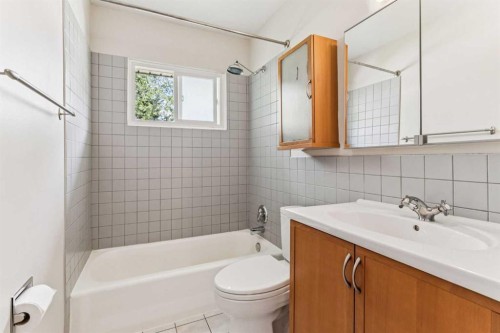 439 Hendon Drive Nw, Calgary, AB - Indoor Photo Showing Bathroom