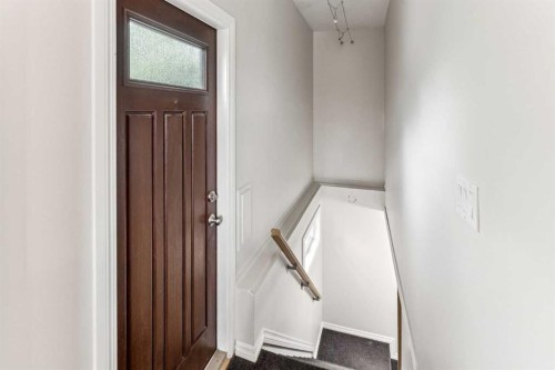 439 Hendon Drive Nw, Calgary, AB - Indoor Photo Showing Other Room