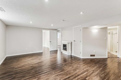 439 Hendon Drive Nw, Calgary, AB - Indoor Photo Showing Other Room