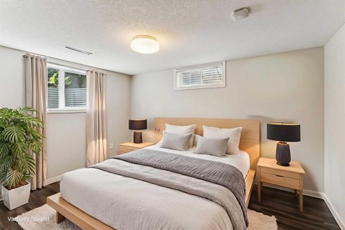 439 Hendon Drive Nw, Calgary, AB - Indoor Photo Showing Bedroom