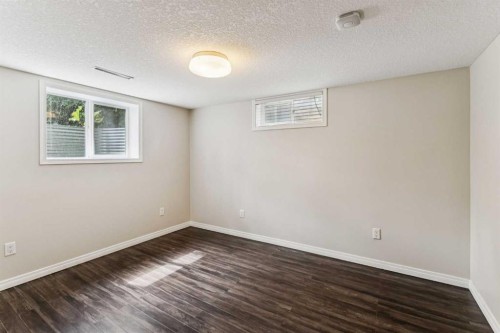 439 Hendon Drive Nw, Calgary, AB - Indoor Photo Showing Other Room