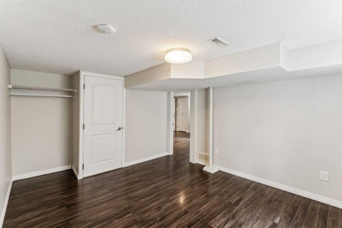 439 Hendon Drive Nw, Calgary, AB - Indoor Photo Showing Other Room
