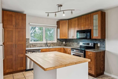 439 Hendon Drive Nw, Calgary, AB - Indoor Photo Showing Kitchen