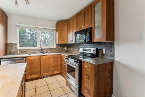 439 Hendon Drive Nw, Calgary, AB - Indoor Photo Showing Kitchen With Stainless Steel Kitchen